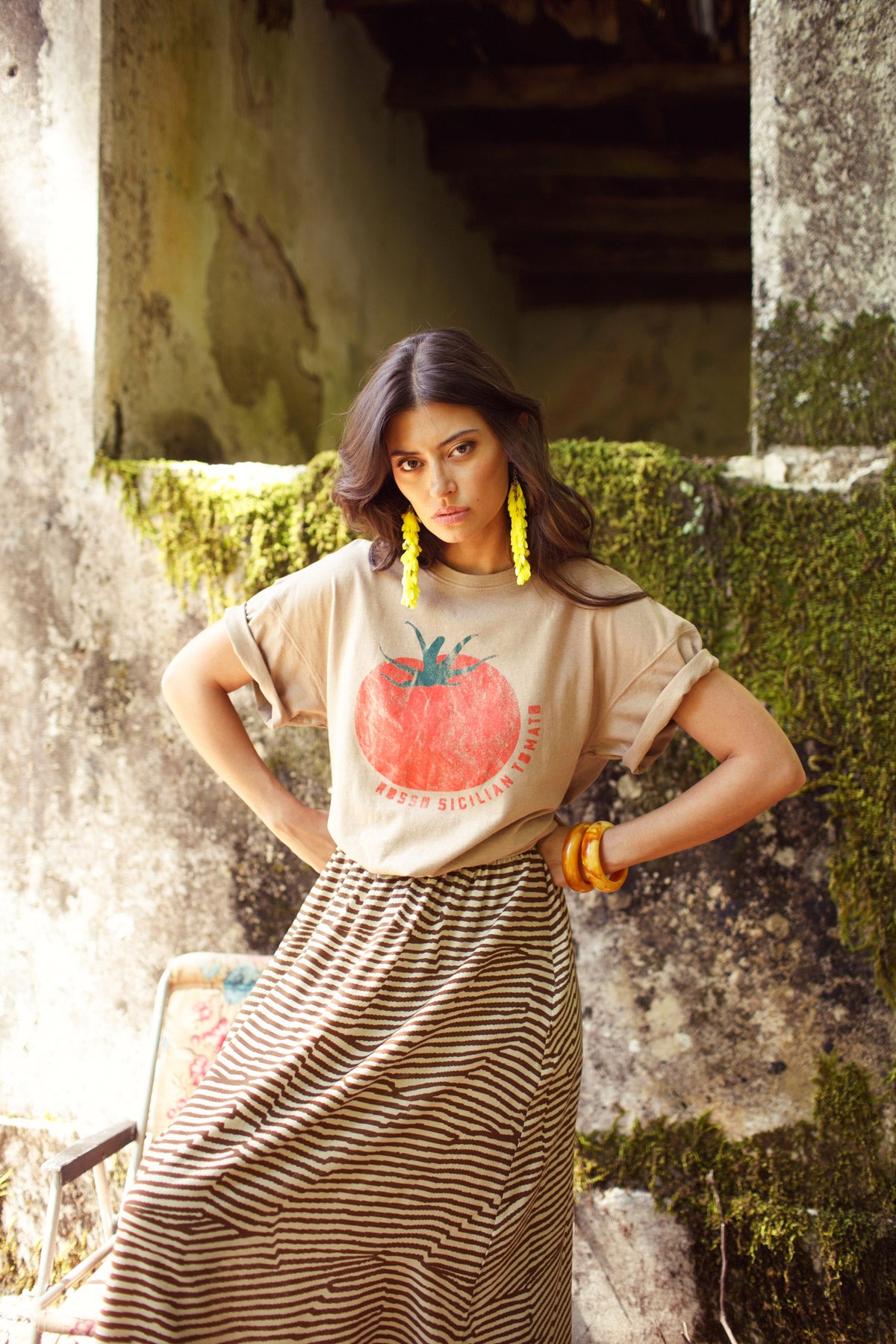 T-shirt w/ short sleeves | Light brown w/ "tomato" print