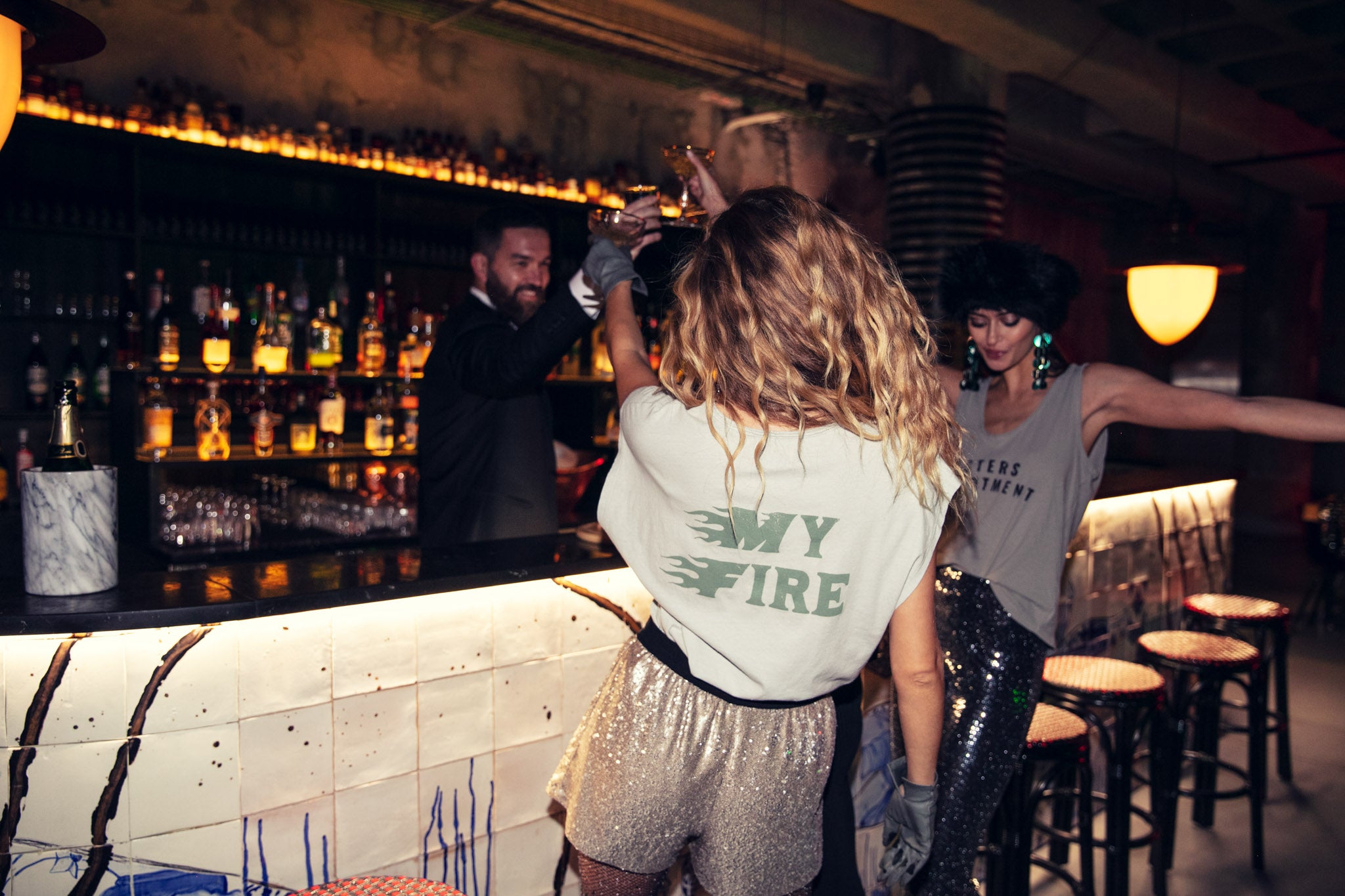 Sleeveless t-shirt w/ deep round neck | Light grey w/ "my fire" print