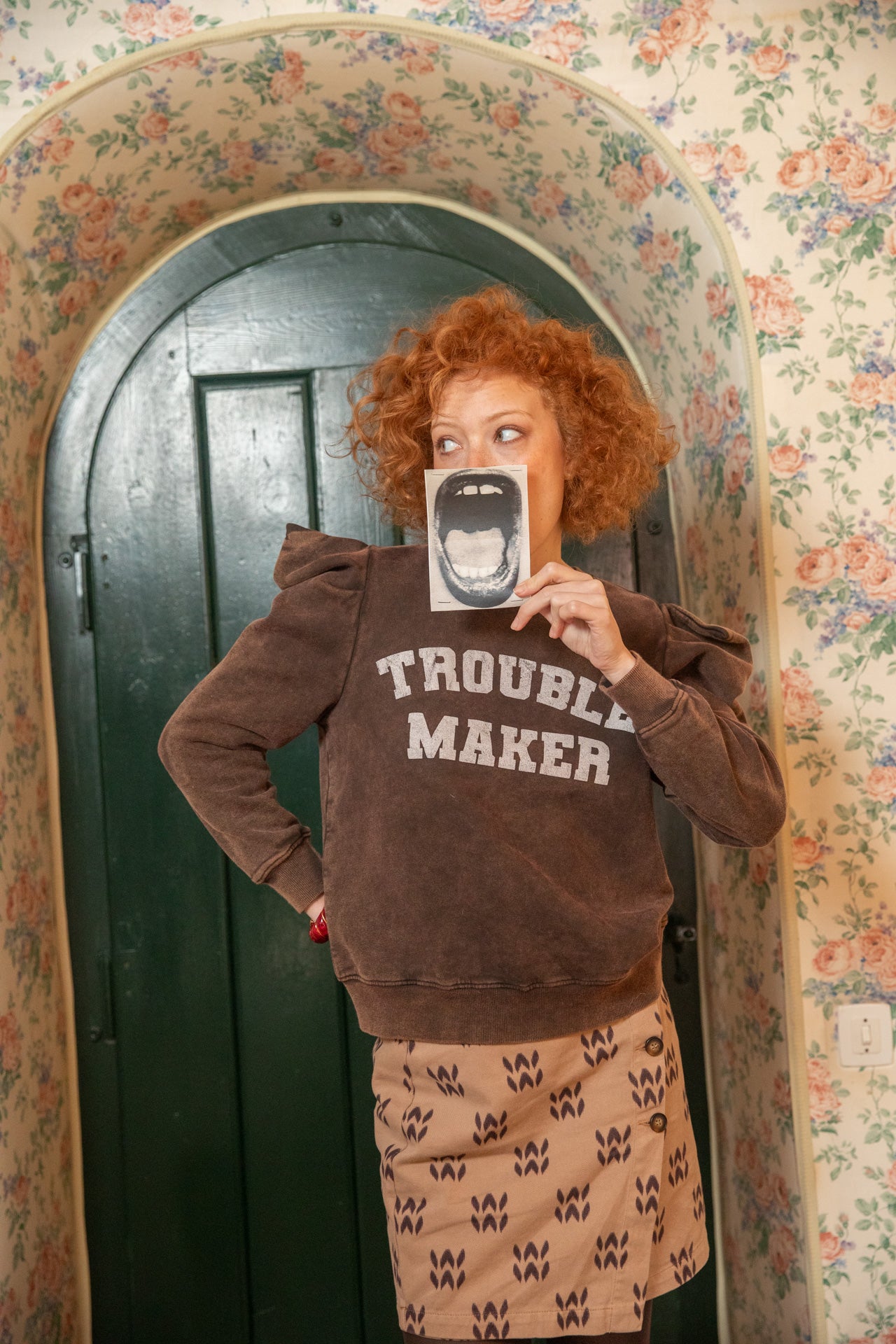 Fitted sweatshirt | Fadded brown w/ "trouble maker" print