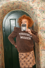Fitted sweatshirt | Fadded brown w/ "trouble maker" print