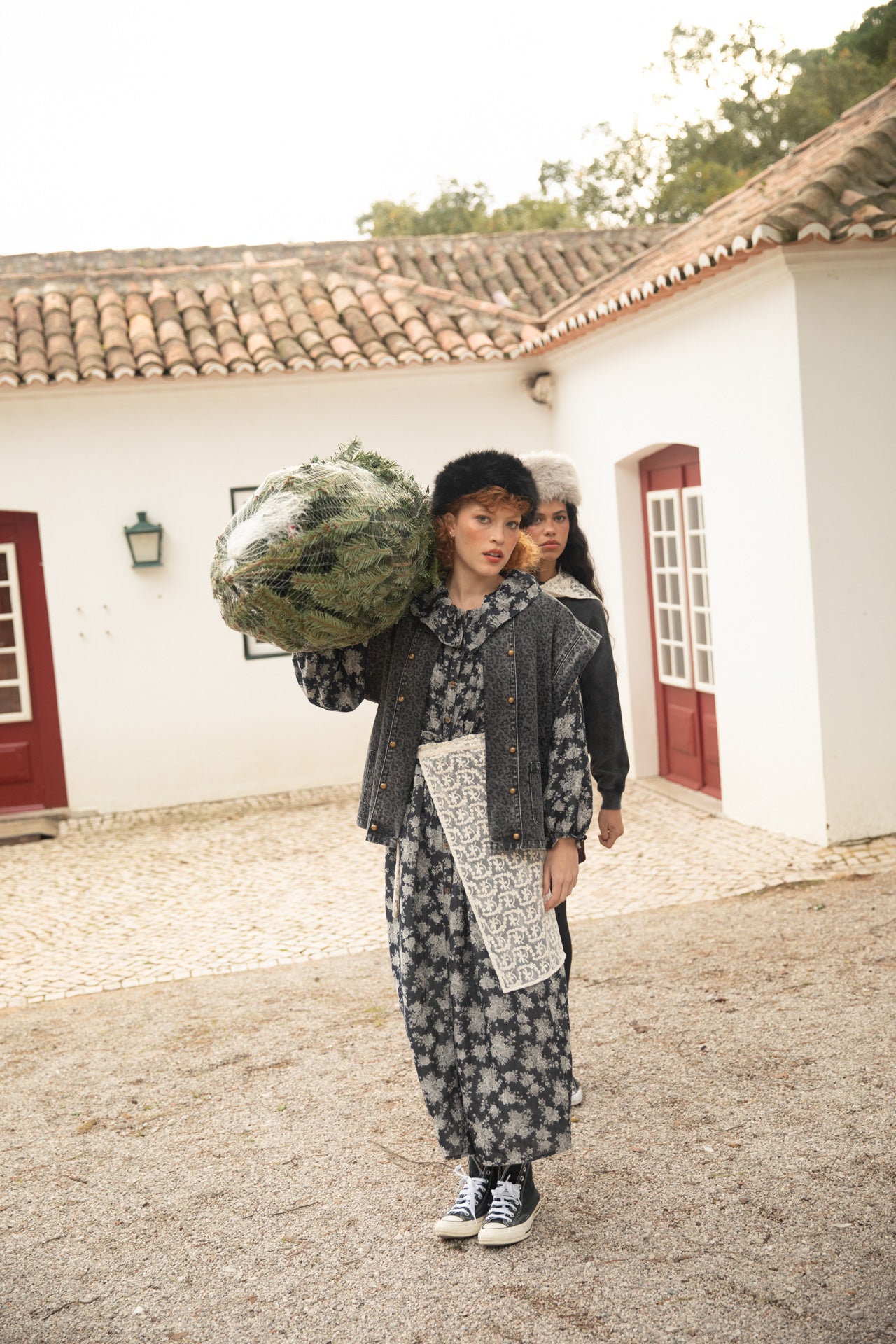 Long dress w/ collar | Black w/ floral jacquard