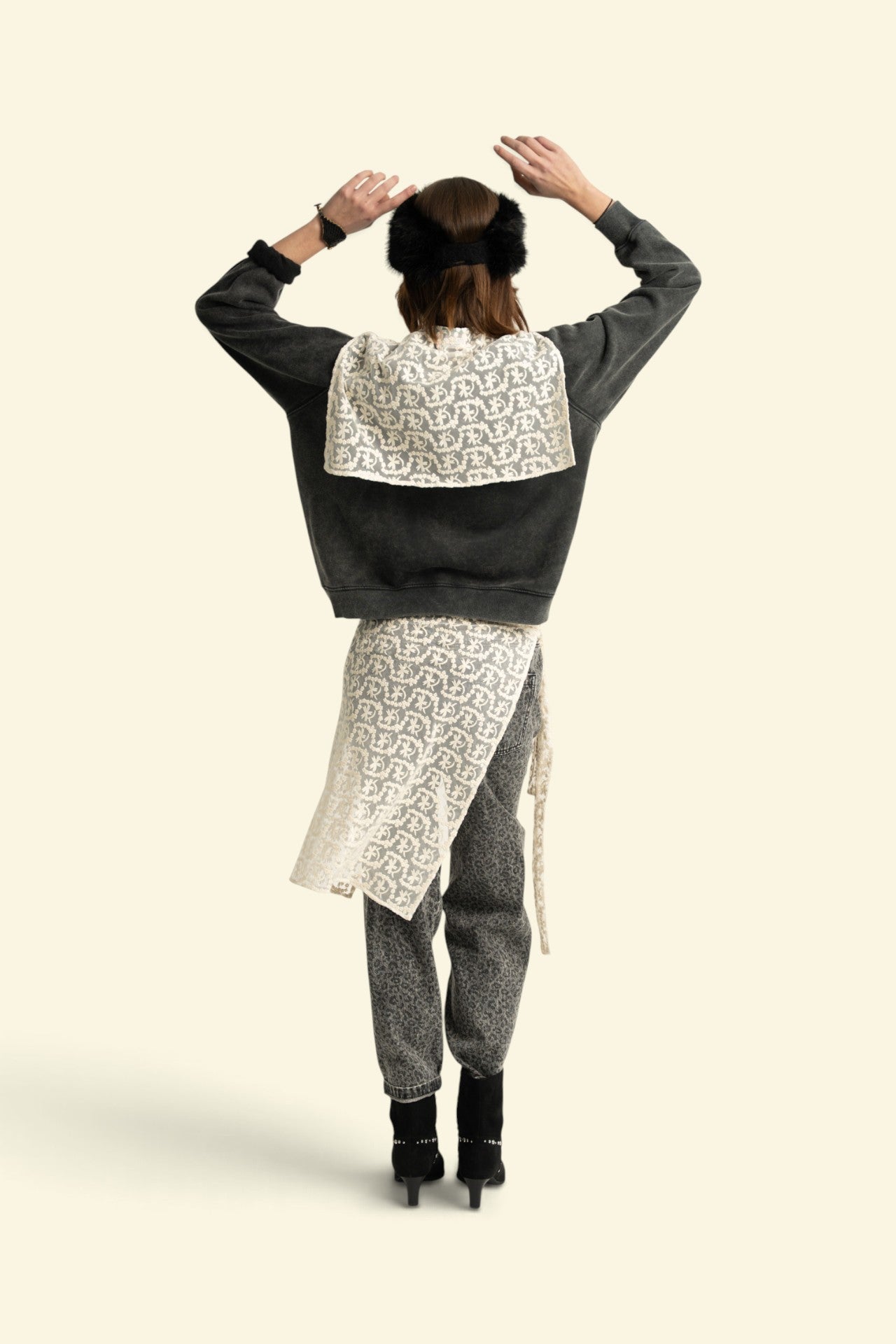 Lace apron | ecru