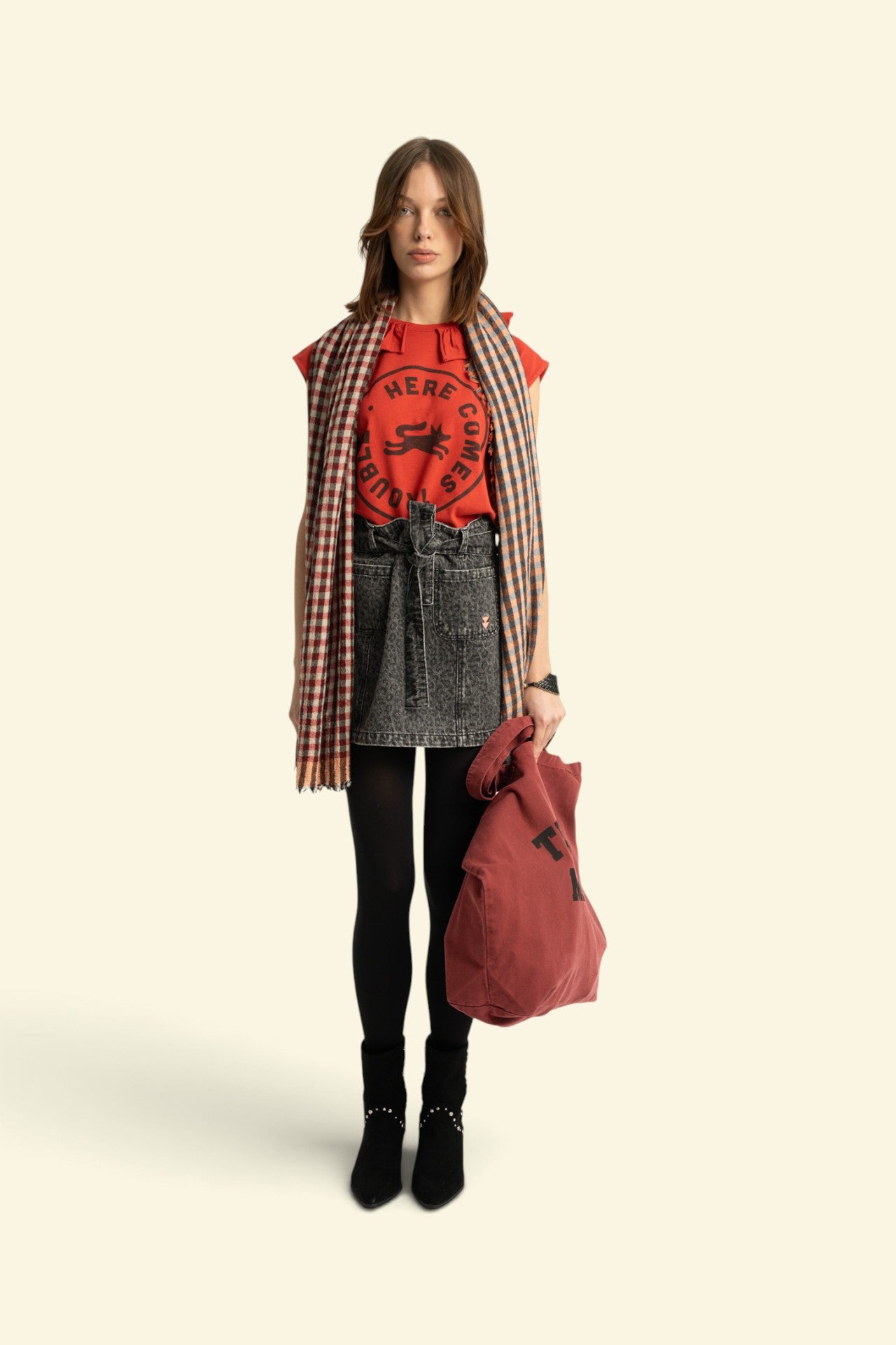 Sleeveless t-shirt w/ ruffled collar | Red w/ "here comes trouble" print
