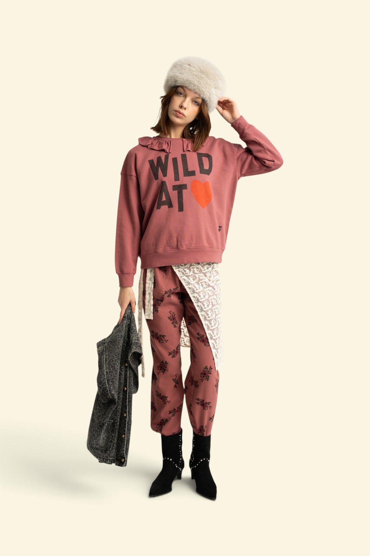 Sweatshirt w/ ruffled collar | Old pink w/ "wild at heart" print