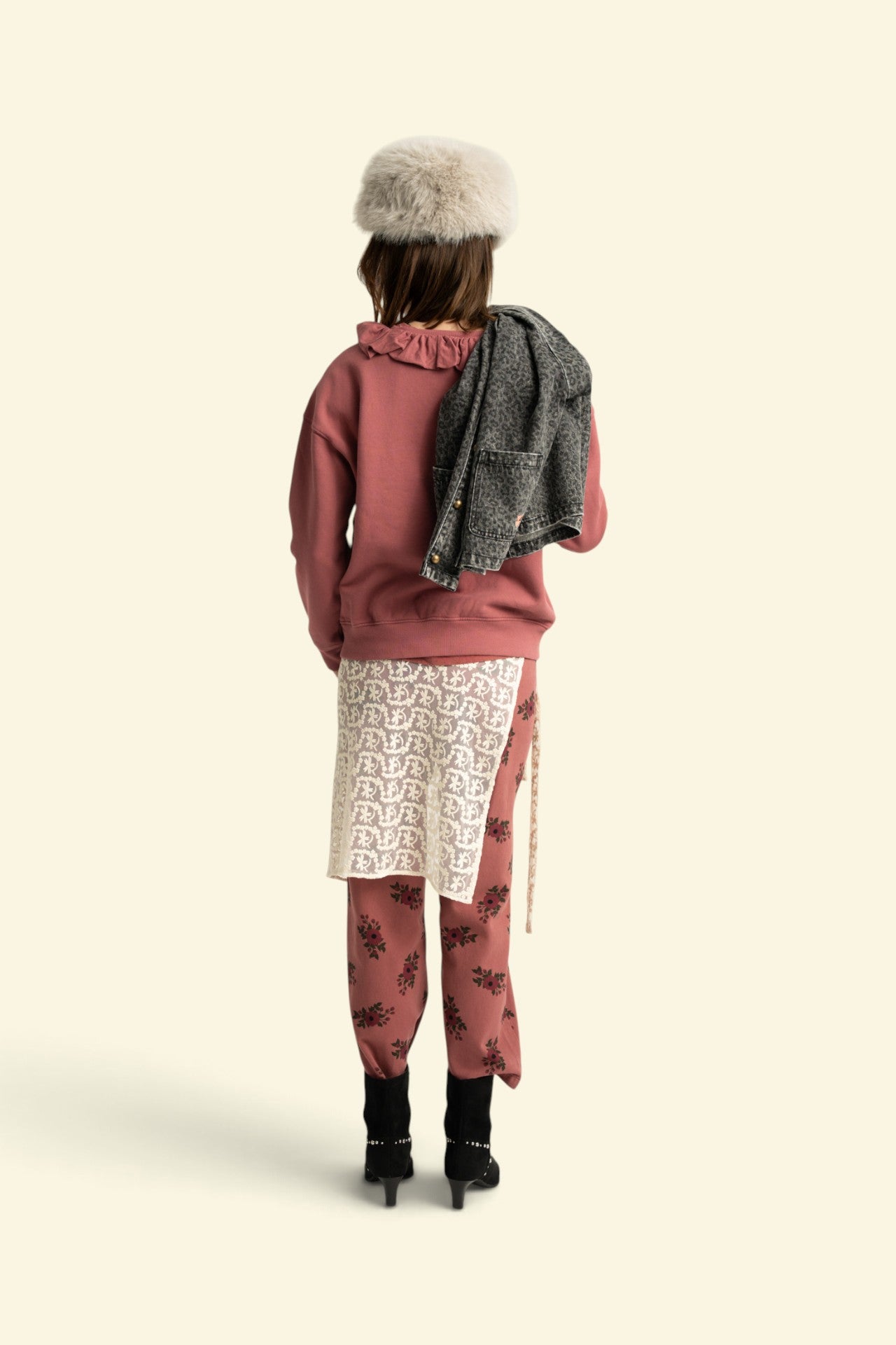 Sweatshirt w/ ruffled collar | Old pink w/ "wild at heart" print