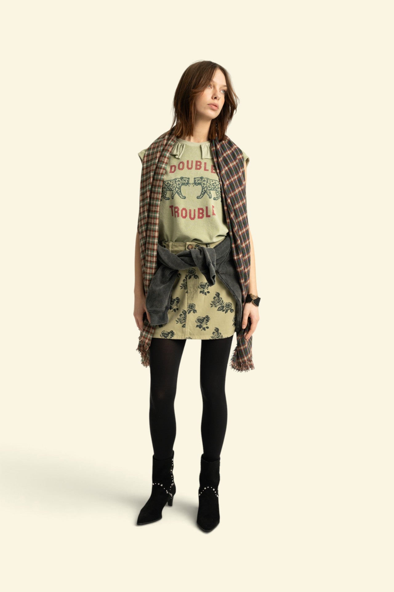 Sleeveless t-shirt w/ ruffled collar | Light green w/ "double trouble" print